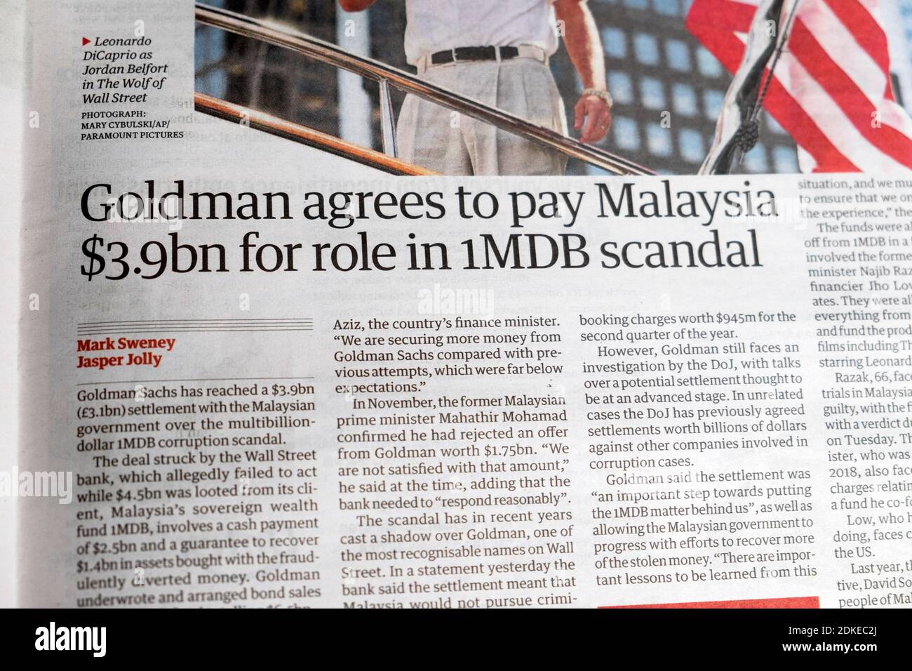 Articolo del giornale Guardian del 24 luglio 2020 "Goldman concorda Pagare 3,9 miliardi di dollari per il ruolo nella Londra dello scandalo 1MDB Inghilterra Regno Unito Foto Stock