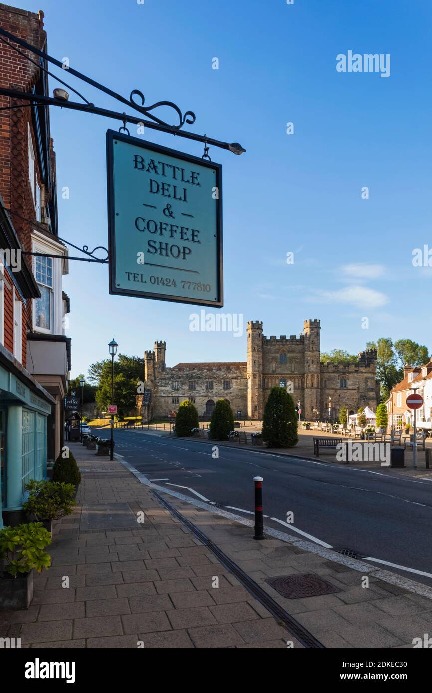 Inghilterra, East Sussex, Battle, High Street Shops e Battle Abbey Gatehouse Foto Stock