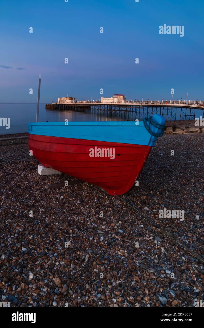 Inghilterra, West Sussex, Worthing, Worthing Beach e Barca da pesca con molo Foto Stock