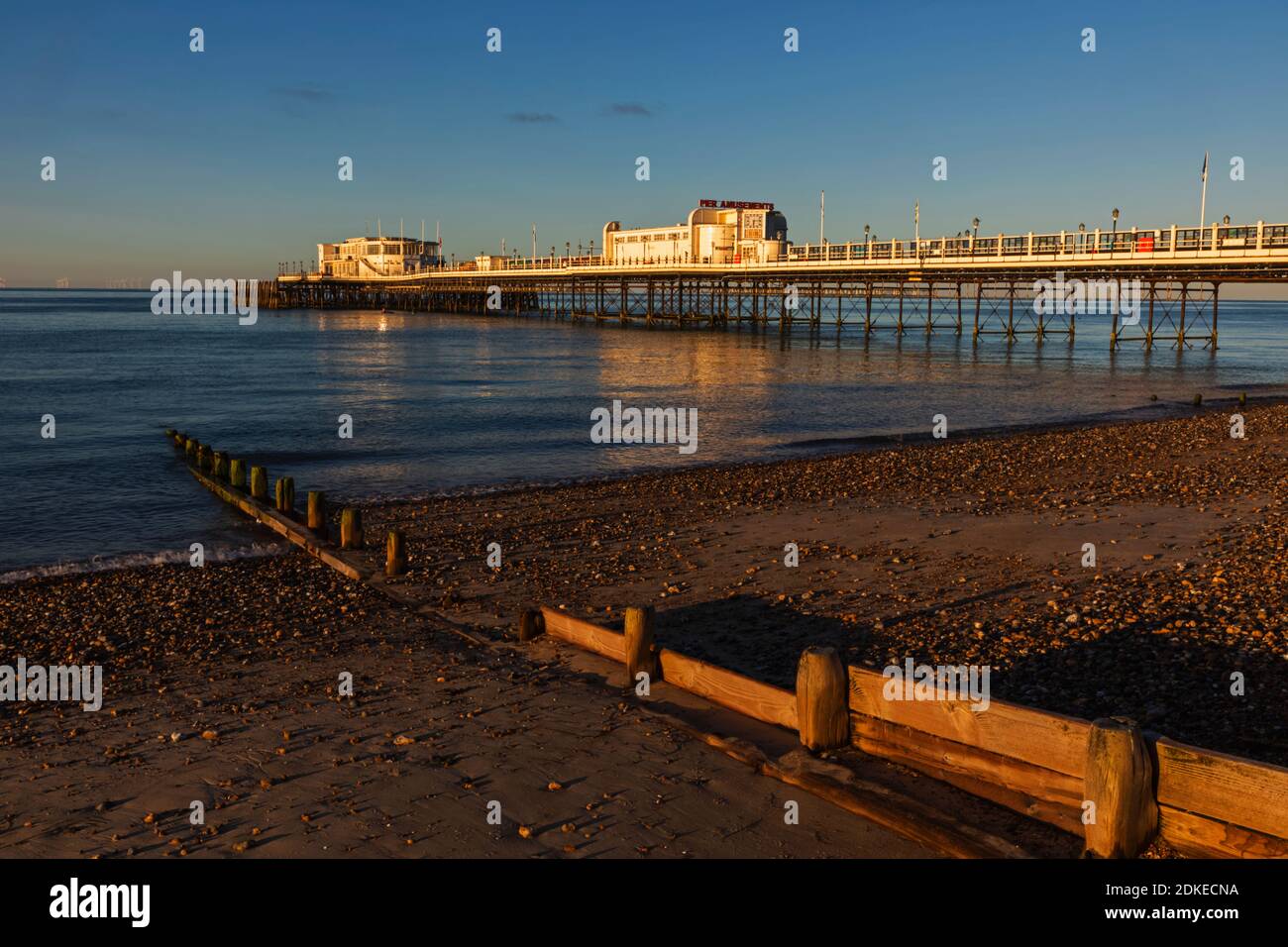 Inghilterra, West Sussex, Worthing, Worthing Beach e Pier Foto Stock