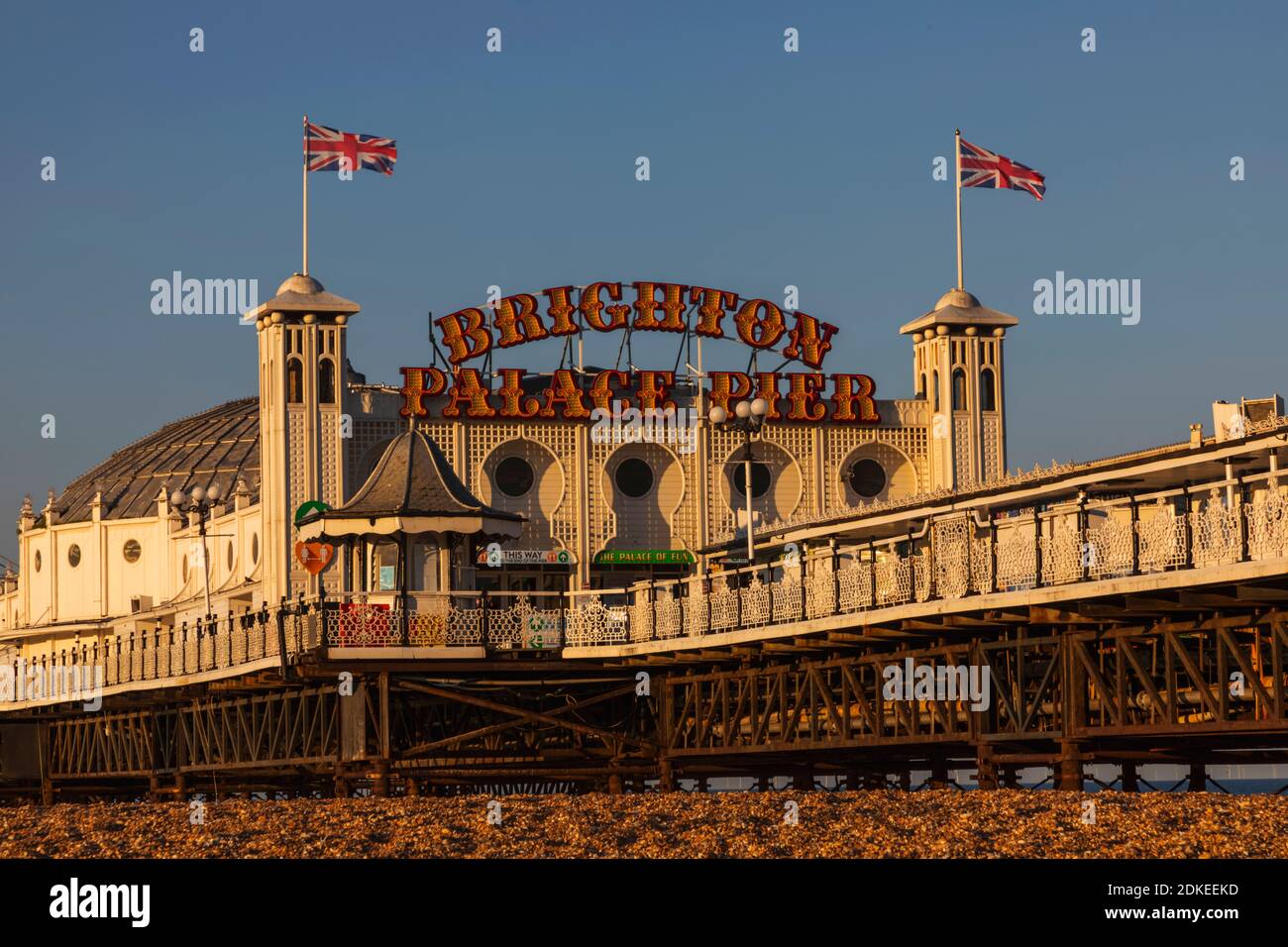 Inghilterra, East Sussex, Brighton, Brighton Beach e molo Foto Stock