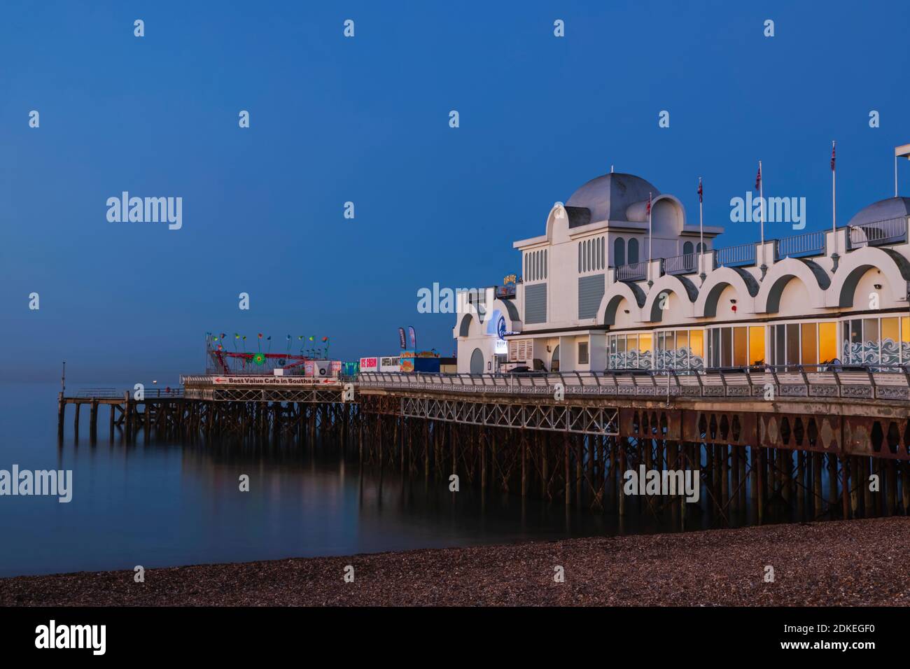 Inghilterra, Hampshire, Portsmouth, Southsea, Beach e South Parade Pier Foto Stock