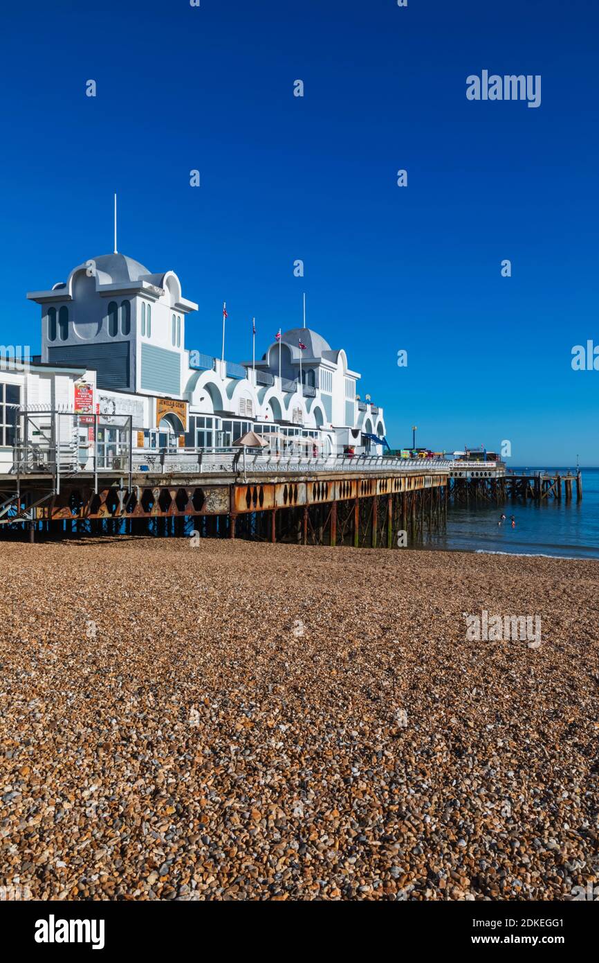 Inghilterra, Hampshire, Portsmouth, Southsea, Beach e South Parade Pier Foto Stock