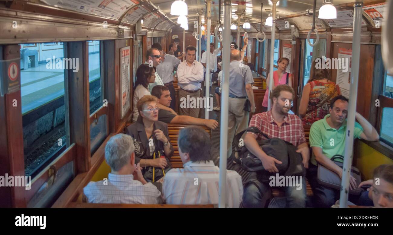 I passeggeri viaggiano su vecchie carrozze sulla linea A della metropolitana a Buenos Aires, Argentina Foto Stock