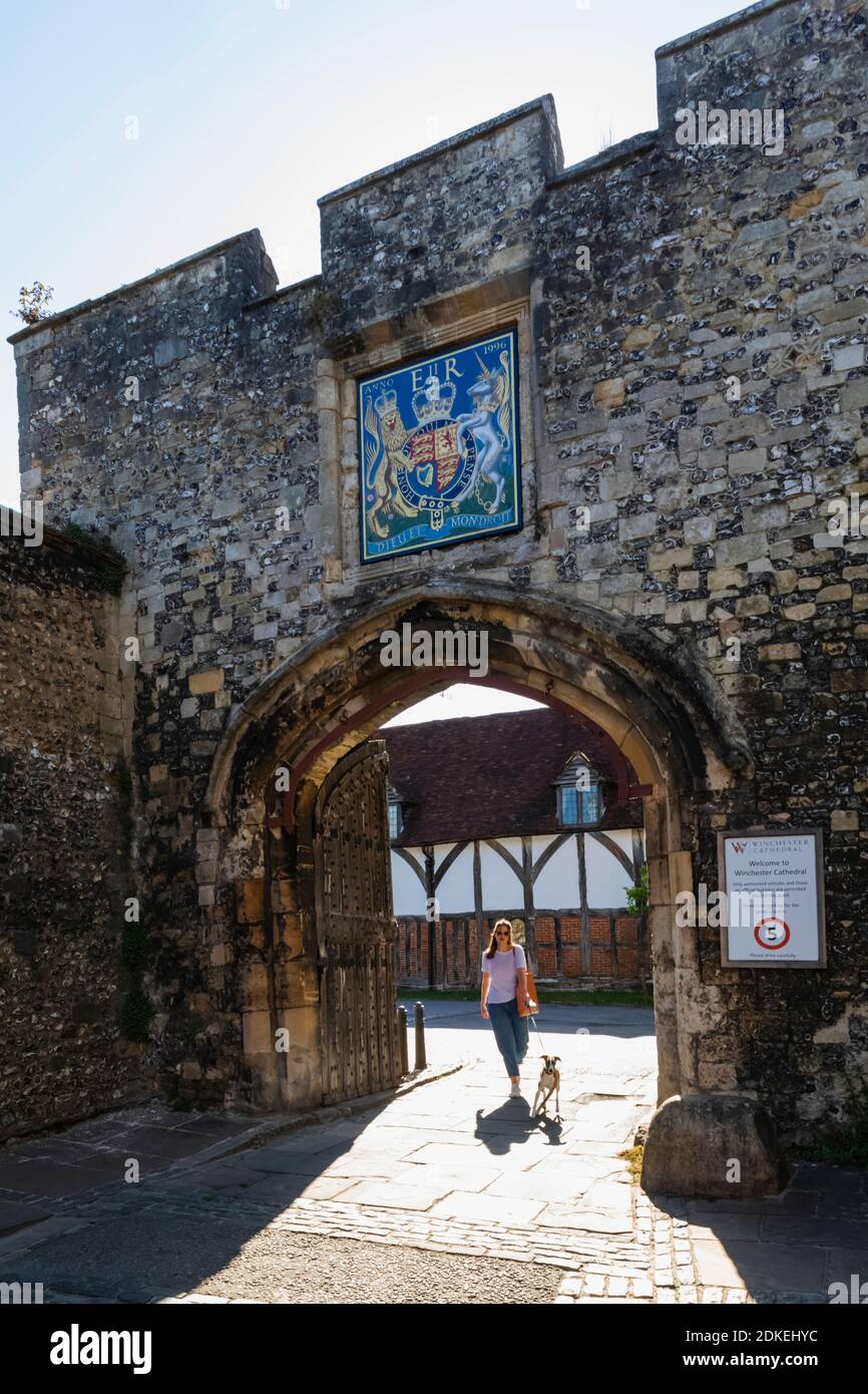 Inghilterra, Hampshire, Winchester, Winchester Cathedral, The Cathedral Close, Gateway Entrance Foto Stock