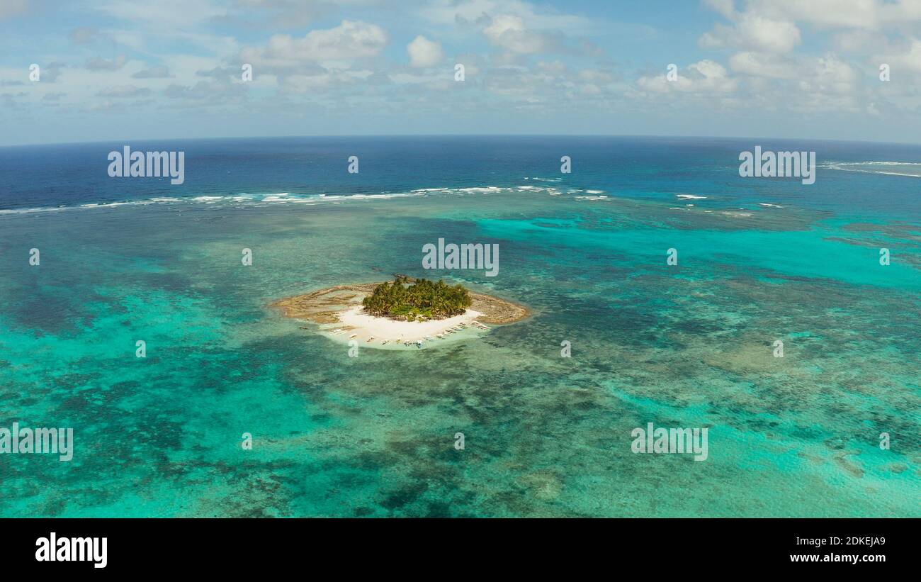 Isola tropicale con palme, spiaggia con turisti e barche. Isola Guyam, Filippine, Siargao. Estate viaggi e concetto di vacanza Foto Stock