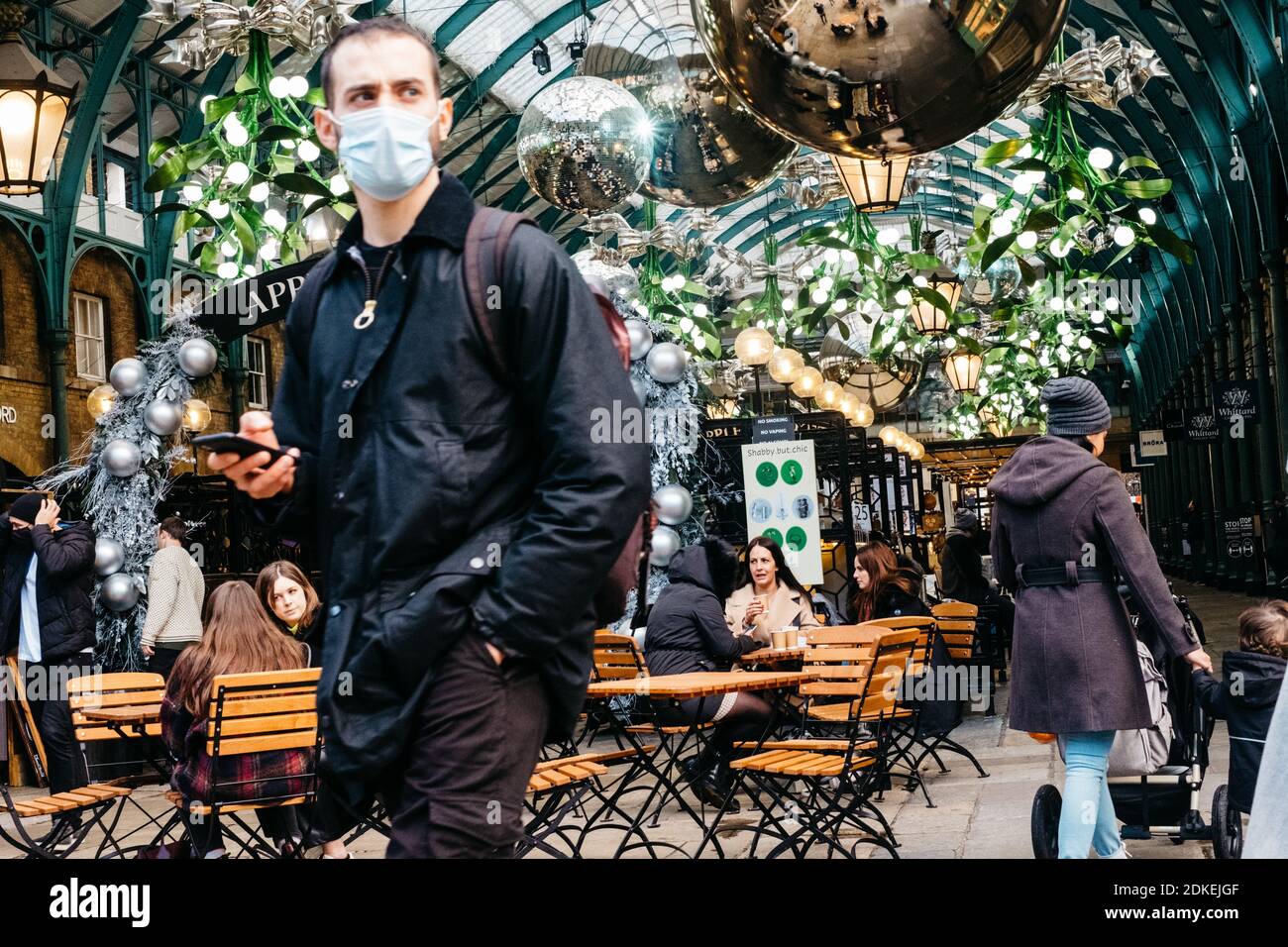 Covent Garden, Londra. 15 dicembre 2020. I turisti visitano Covent Garden l'ultimo giorno prima che Londra entri nelle restrizioni di livello 3. Dal 16 dicembre Londra entra in misure di blocco più severe per cercare di rallentare la diffusione di Covid-19. I bar e i ristoranti devono essere vicini a tutti, ma gli ordini da asporto. Credit: Tom Leighton/Alamy Live News Foto Stock