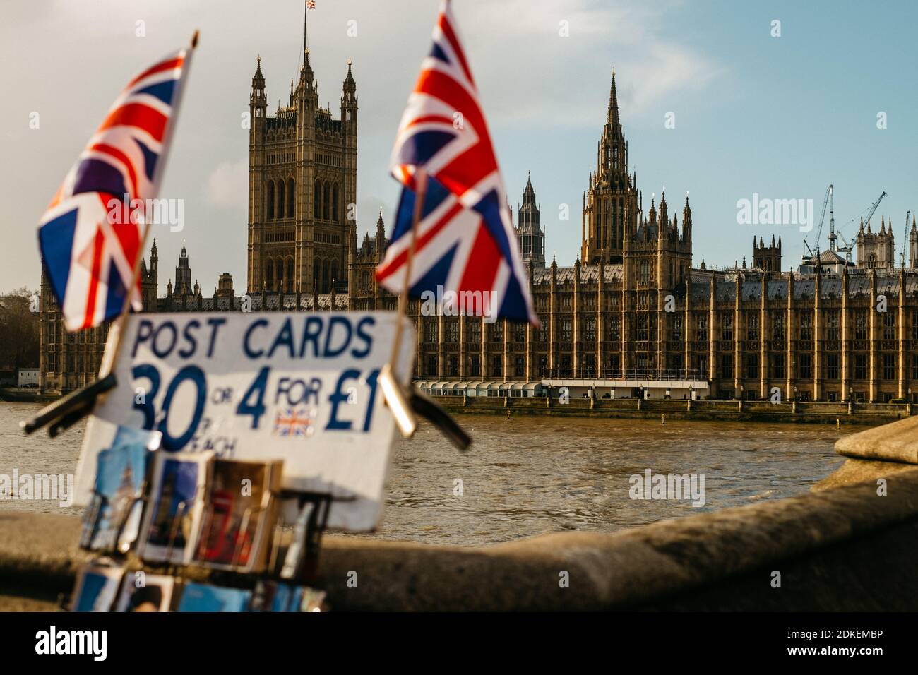 Londra, Regno Unito, 15 dicembre. REGNO UNITO. Bandiere presso un chiosco turistico di souvenir sul ponte di Westminster. Il governo britannico continua a negoziare un accordo post-Brexit mentre Londra e molte parti del sud-est dell’Inghilterra si spingono verso restrizioni di terzo livello per cercare di fermare la diffusione del Covid-19. Credit: Tom Leighton/Alamy Live News Foto Stock