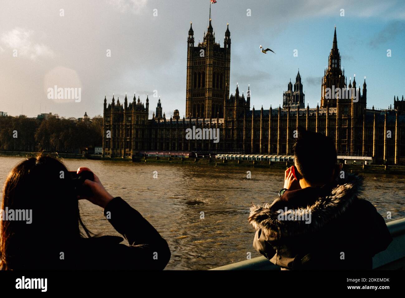 Londra, Regno Unito, 15 dicembre. REGNO UNITO. Due turisti scattano foto della Camera del Parlamento il giorno in cui il governo britannico continua a negoziare un accordo post-Brexit mentre Londra e molte parti del sud-est dell'Inghilterra entrano nelle restrizioni di livello 3 per cercare di fermare la diffusione del Covid-19. Credit: Tom Leighton/Alamy Live News Foto Stock