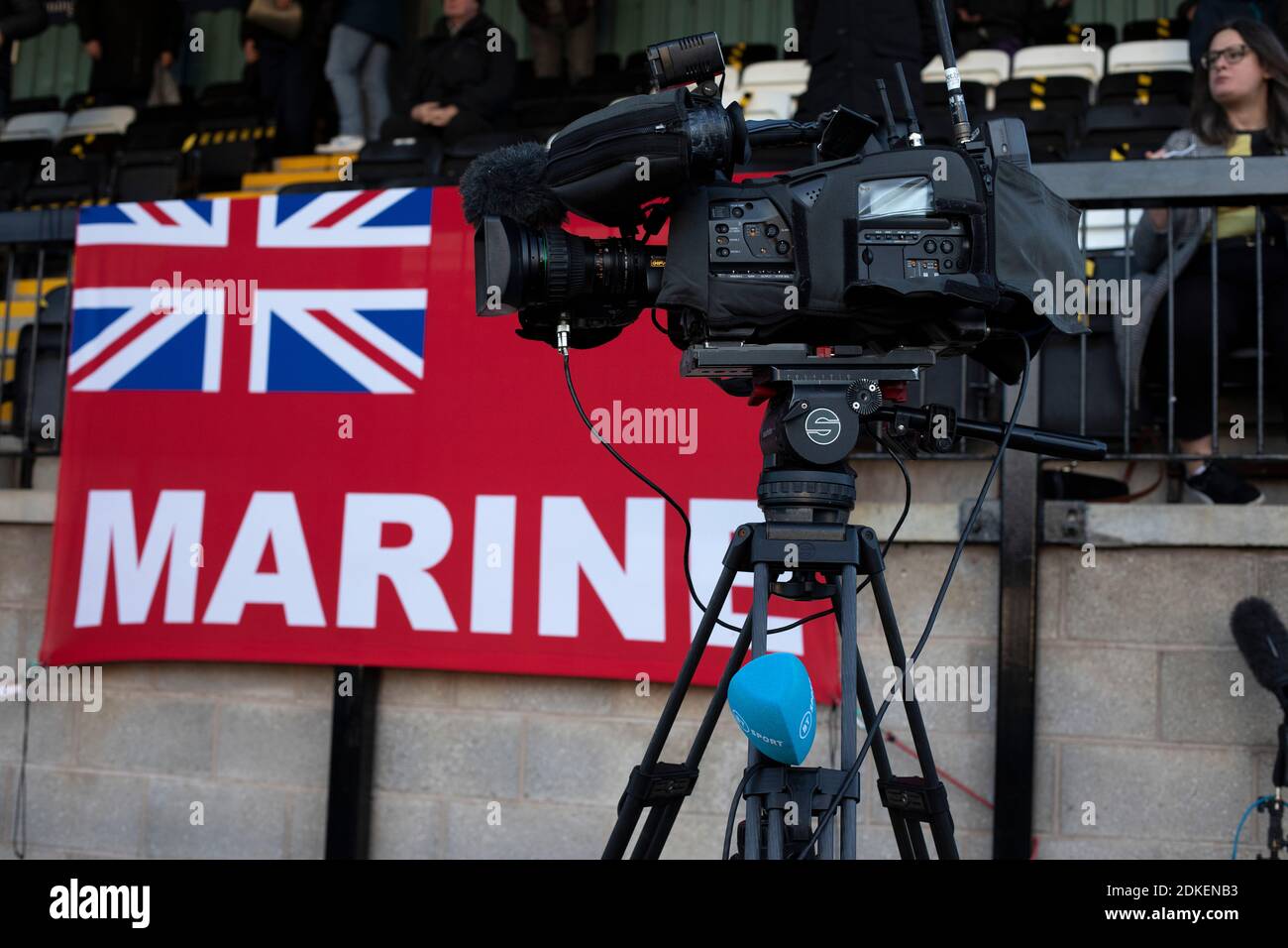 Una telecamera in attesa di trasmettere una caratteristica del club prima di giocare a Marina Hyde United in un fa Trophy primo round tie alla Marine Travel Arena, precedentemente noto come Rossett Park, a Crosby. A causa dei regolamenti del coronavirus che avevano sospeso le partite di campionato, gli unici incontri dei Merseysiders si sono disputati in competizioni di coppa, compreso il loro prossimo legame contro Tottenham Hotspur nel terzo round della fa Cup. Marine ha vinto la partita da 1 a 0, guardato da una capacità consentita di 400, con i visitatori che hanno due uomini inviati nel secondo tempo. Foto Stock