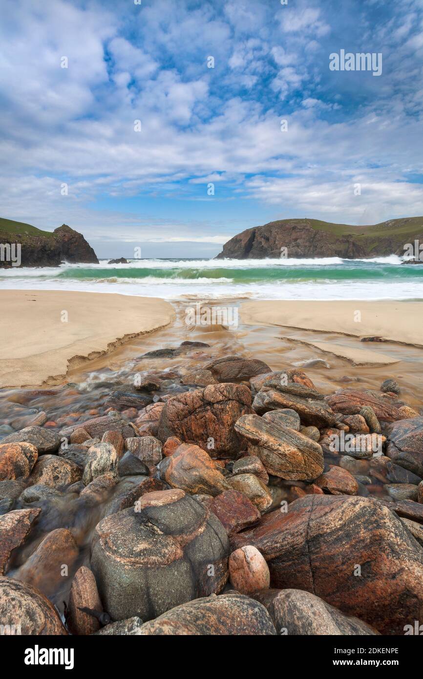 I demolitori dell'Atlantico e i massi sulla spiaggia di Dail Beag, l'Isola di Lewis, Ebridi esterne, Scozia. Foto Stock