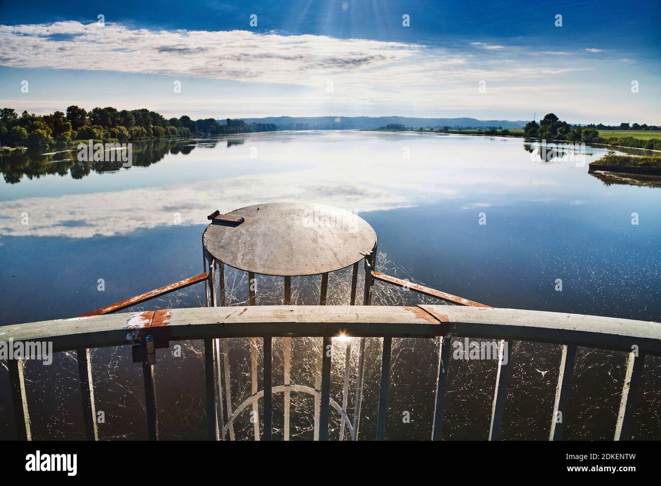Paesaggio, valle dell'Elba, Elba, ponte dell'Elba Geesthacht, albero di manutenzione alla testa di ponte, ringhiera con riflesso del sole, guardando a monte, superficie dell'acqua, vista Foto Stock