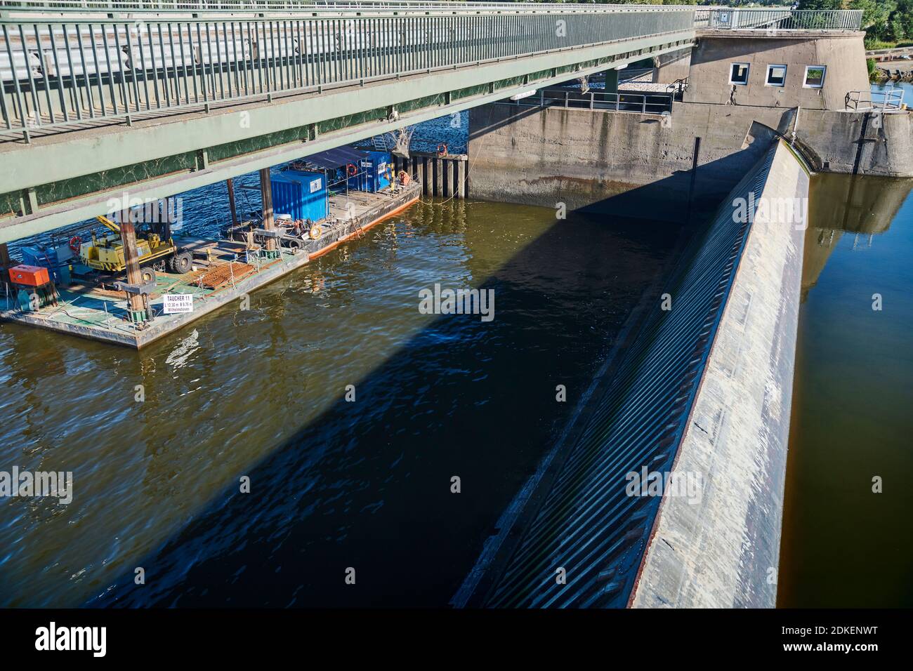 Infrastrutture di trasporto, Elbe, Elbe Bridge Geesthacht sulla B404, testa di ponte della diga, pontile di lavoro con macchine sotto il ponte, lavori di manutenzione, serratura a strascico regolabile in settori d'acciaio che smorzano l'acqua, Foto Stock