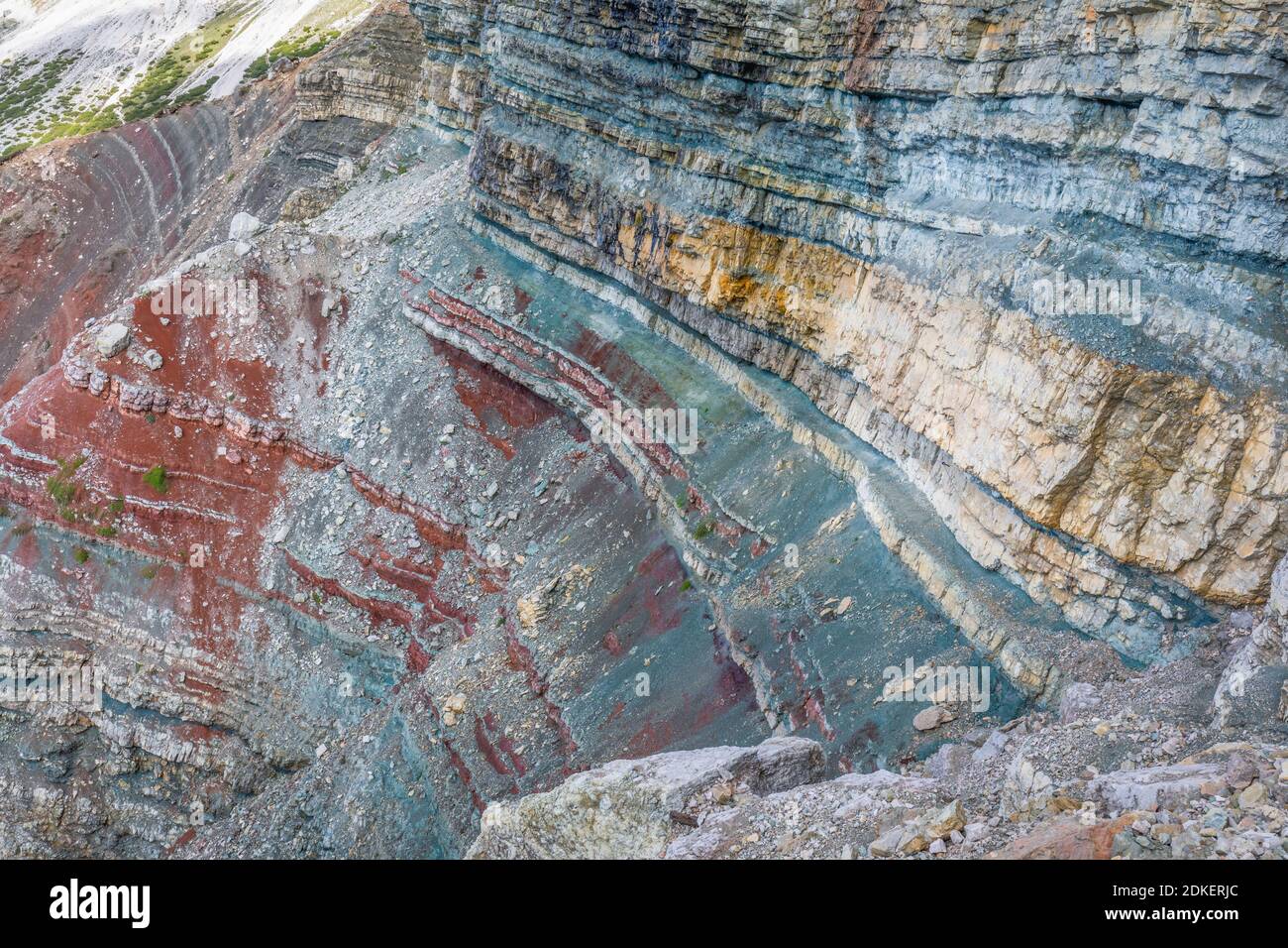 Particolare sulle rocce stratificate colorate ai fiotti di Tofana di Rozes, formazione dei Travenanzes, Dolomiti, Cortina d'Ampezzo, Belluno, Veneto, Italia Foto Stock