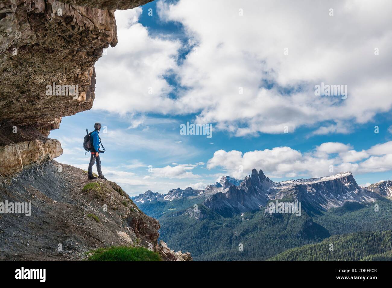 Giovane uomo di 22 anni lungo il percorso attrezzato Astaldi (caratteristico per le rocce colorate) ai piedi di Tofane, Cortina d'Ampezzo, Dolomiti, Belluno, Veneto, Italia Foto Stock