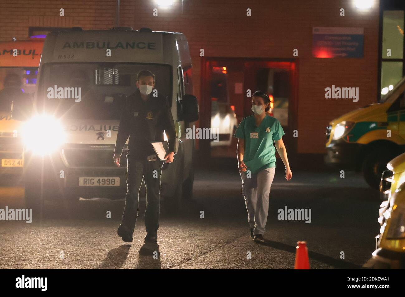 Personale medico che cammina verso un'ambulanza per curare un paziente all'Antrim Area Hospital, Co Antrim in Irlanda del Nord. Foto Stock
