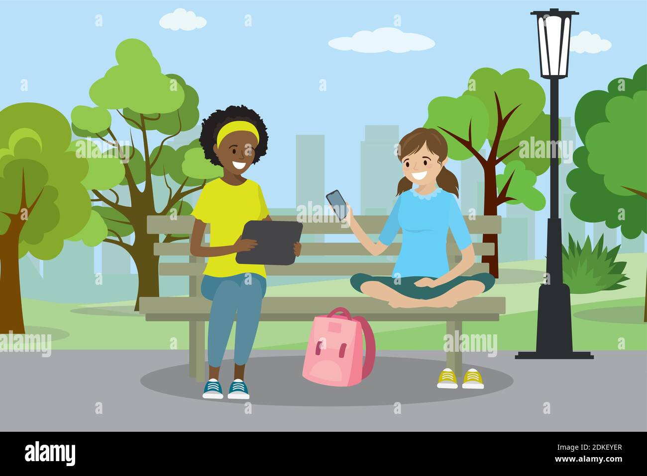 Due ragazze teen con i gadget sono seduti sulla panchina Nel parco pubblico, alberi ed edifici sullo sfondo, immagine vettoriale piatta Illustrazione Vettoriale
