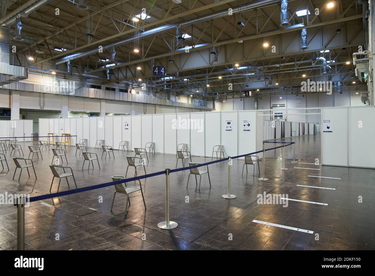 Impfzentrum der Stadt Essen in einer Messehalle eingerichtet mit Beteilingung verschiedenster Hilfsorganisationen Foto Stock
