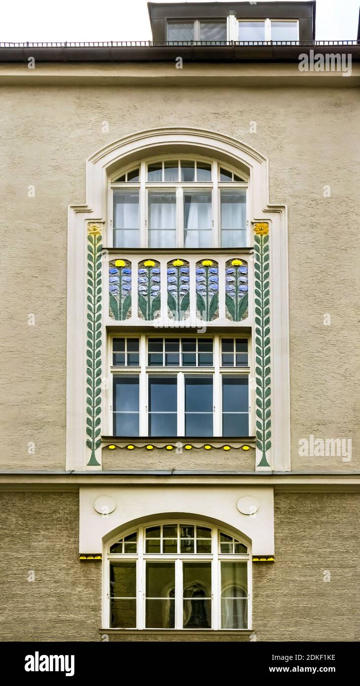 Dettaglio facciata in stile Art Nouveau nel quartiere Schwabing di Monaco. 1906-1907 progettato da Paul Liebergesell e Feodor Lehmann. Foto Stock