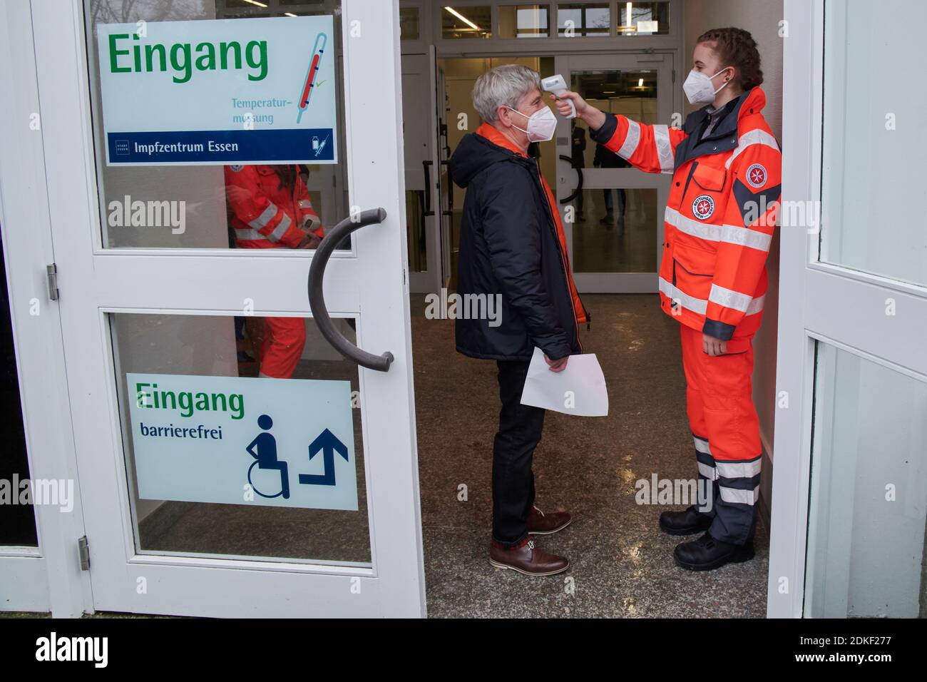 Impfzentrum der Stadt Essen in einer Messehalle eingerichtet mit Beteilingung verschiedenster Hilfsorganisationen Foto Stock