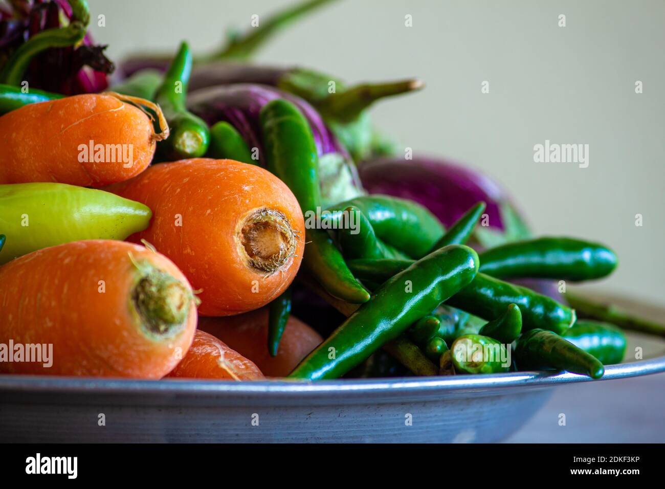 Vista di verdure multicolore (carote, peperoncino, brinjal) in un piatto di ciotola Foto Stock