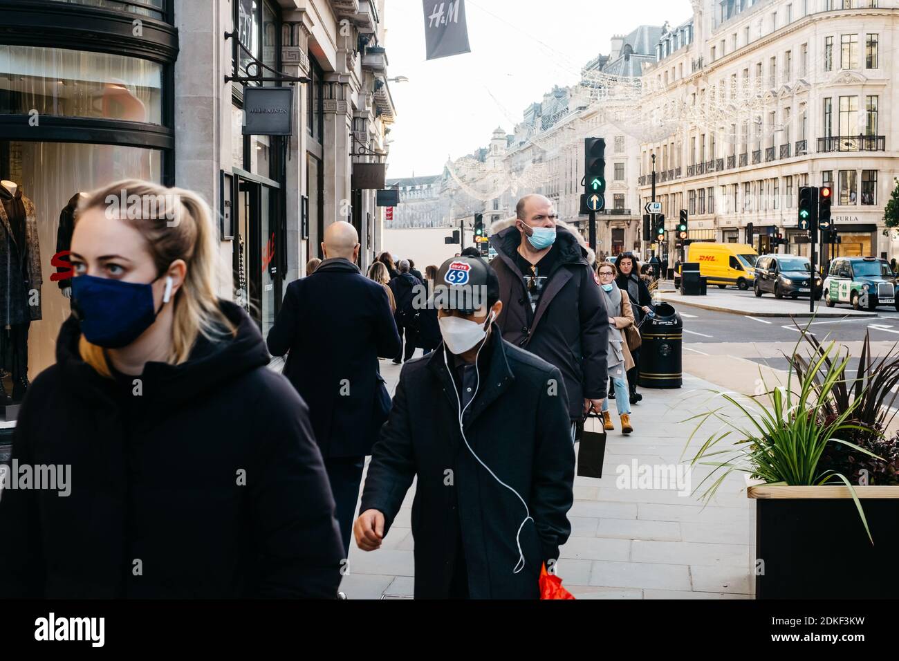 Regent Street, Londra, Regno Unito. 15 dicembre 2020. Le strade sono piene di acquirenti che fanno il loro ultimo shopping natalizio nel West End prima che le restrizioni di livello 3 entrino in vigore a Londra e in molte parti del sud-est dell'Inghilterra per cercare di prevenire i crescenti casi di Covid-19. Credit: Tom Leighton/Alamy Live News Foto Stock