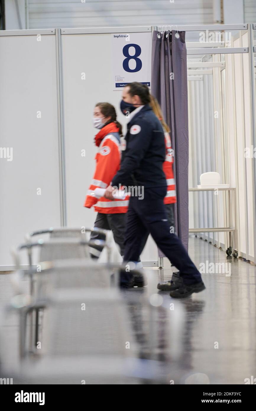 Impfzentrum der Stadt Essen in einer Messehalle eingerichtet mit Beteilingung verschiedenster Hilfsorganisationen Foto Stock