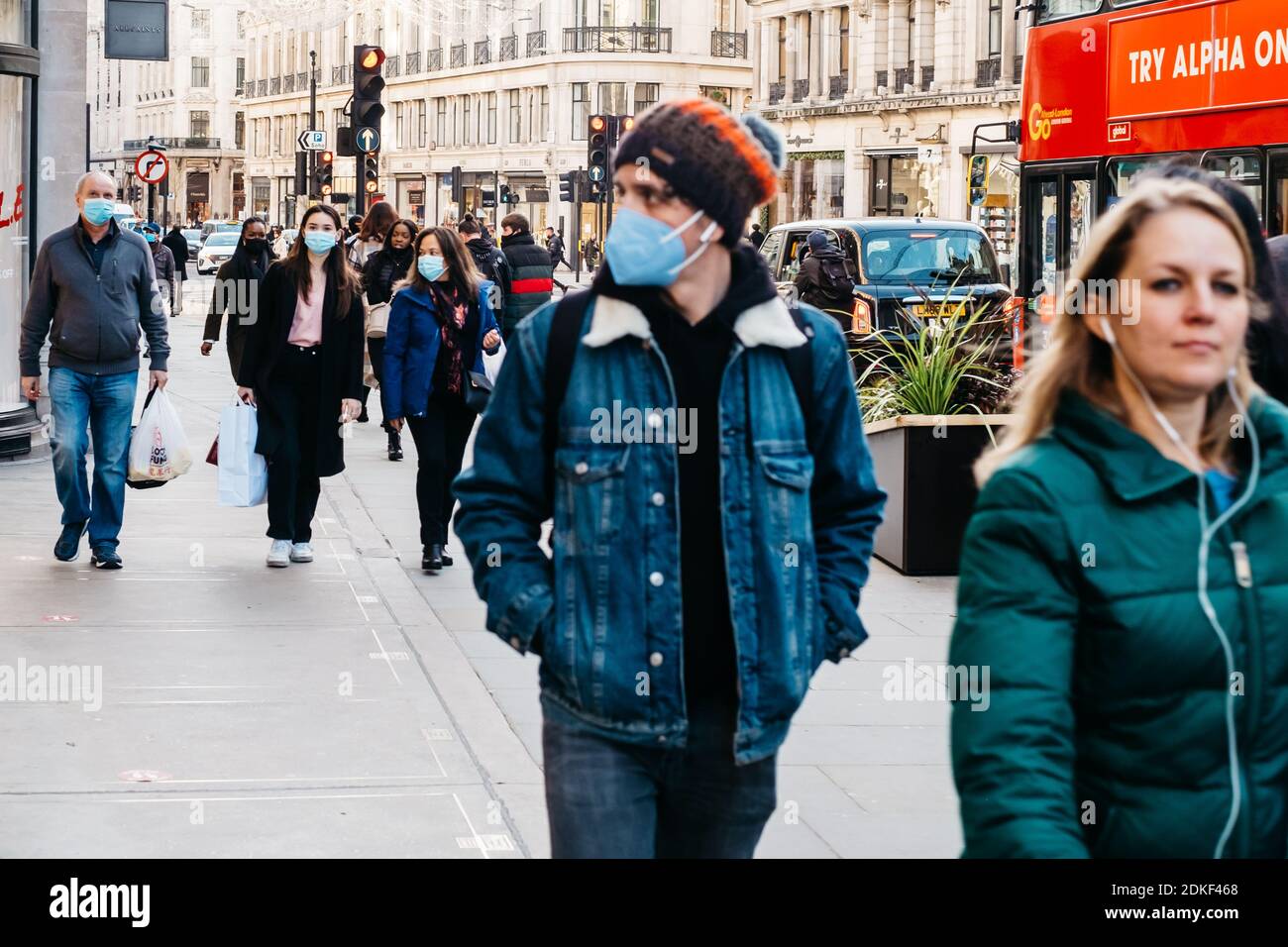 Regent Street, Londra, Regno Unito. 15 dicembre 2020. Le strade sono piene di acquirenti che fanno il loro ultimo shopping natalizio nel West End prima che le restrizioni di livello 3 entrino in vigore a Londra e in molte parti del sud-est dell'Inghilterra per cercare di prevenire i crescenti casi di Covid-19. Credit: Tom Leighton/Alamy Live News Foto Stock