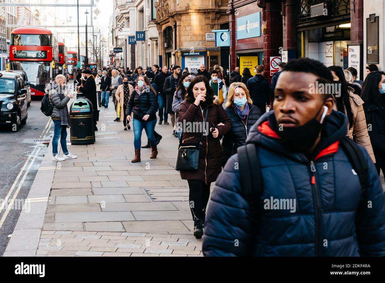 Oxford Street/Oxford Circus, Londra, Regno Unito. 15 dicembre 2020. Le strade sono piene di acquirenti che fanno il loro ultimo shopping natalizio nel West End prima che le restrizioni di livello 3 entrino in vigore a Londra e in molte parti del sud-est dell'Inghilterra per cercare di prevenire i crescenti casi di Covid-19. Credit: Tom Leighton/Alamy Live News Foto Stock