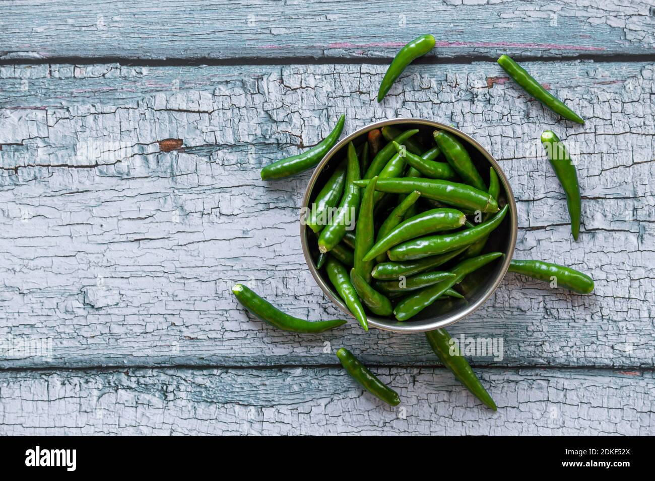 Vista dei peperoncini verdi in una ciotola. Peperoncini verdi comunemente usati nella cucina asiatica. Foto Stock