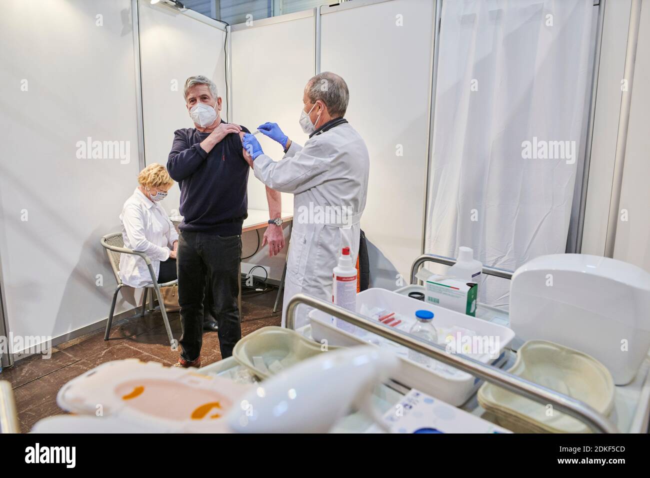 Impfzentrum der Stadt Essen in einer Messehalle eingerichtet mit Beteilingung verschiedenster Hilfsorganisationen Foto Stock
