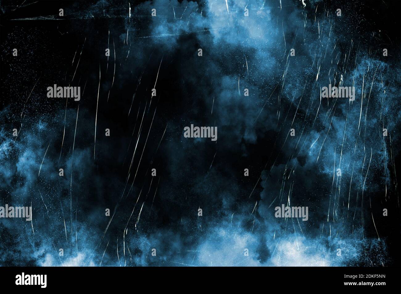 Blu scuro sfondo fumé dietro vetro graffiato. Foto Stock