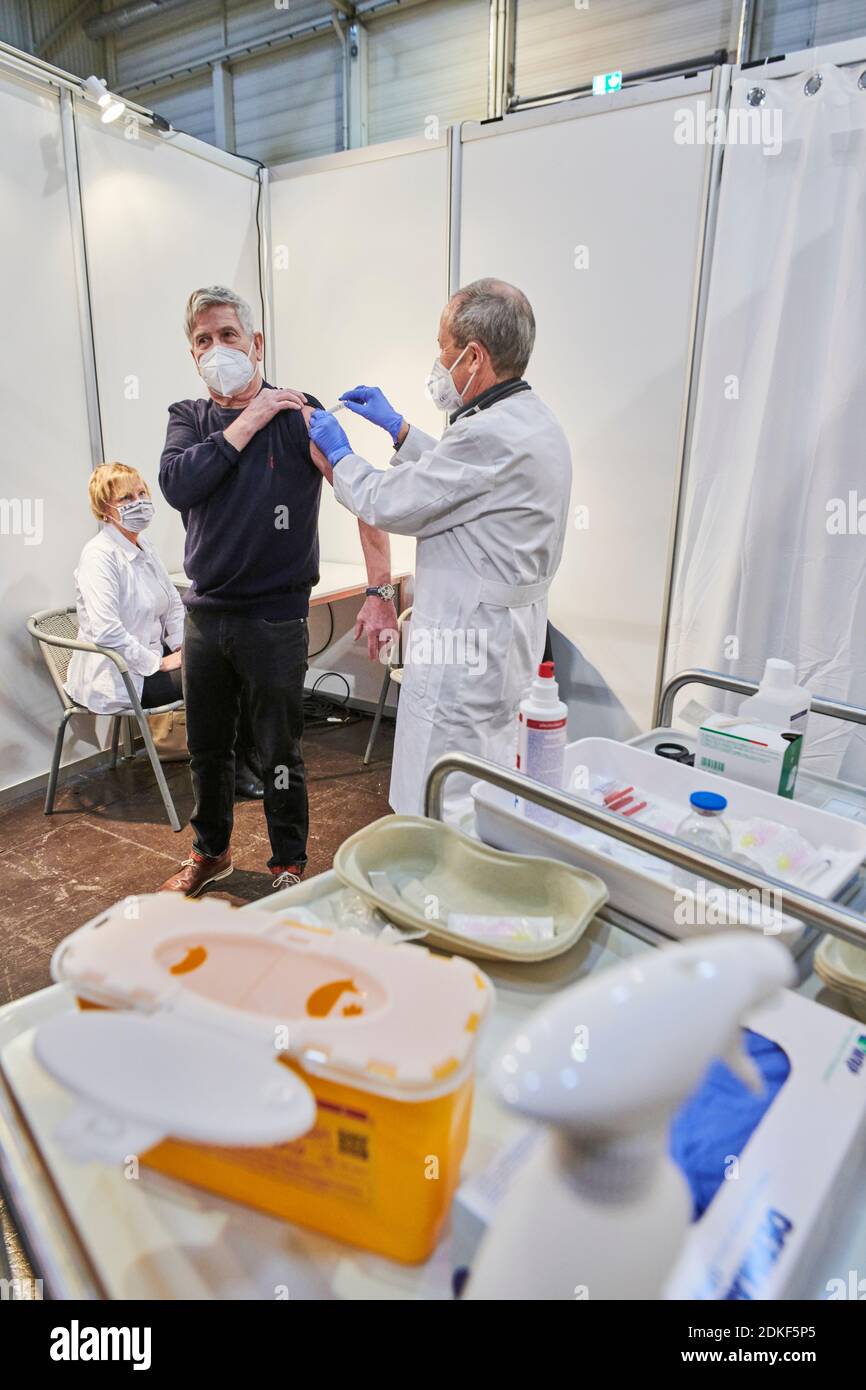 Impfzentrum der Stadt Essen in einer Messehalle eingerichtet mit Beteilingung verschiedenster Hilfsorganisationen Foto Stock