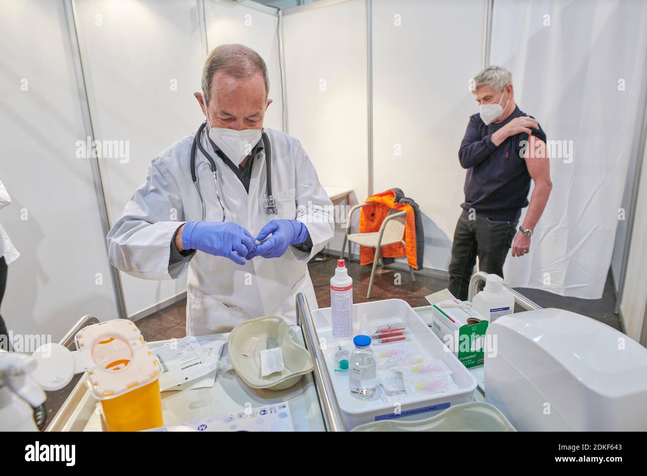 Impfzentrum der Stadt Essen in einer Messehalle eingerichtet mit Beteilingung verschiedenster Hilfsorganisationen Foto Stock