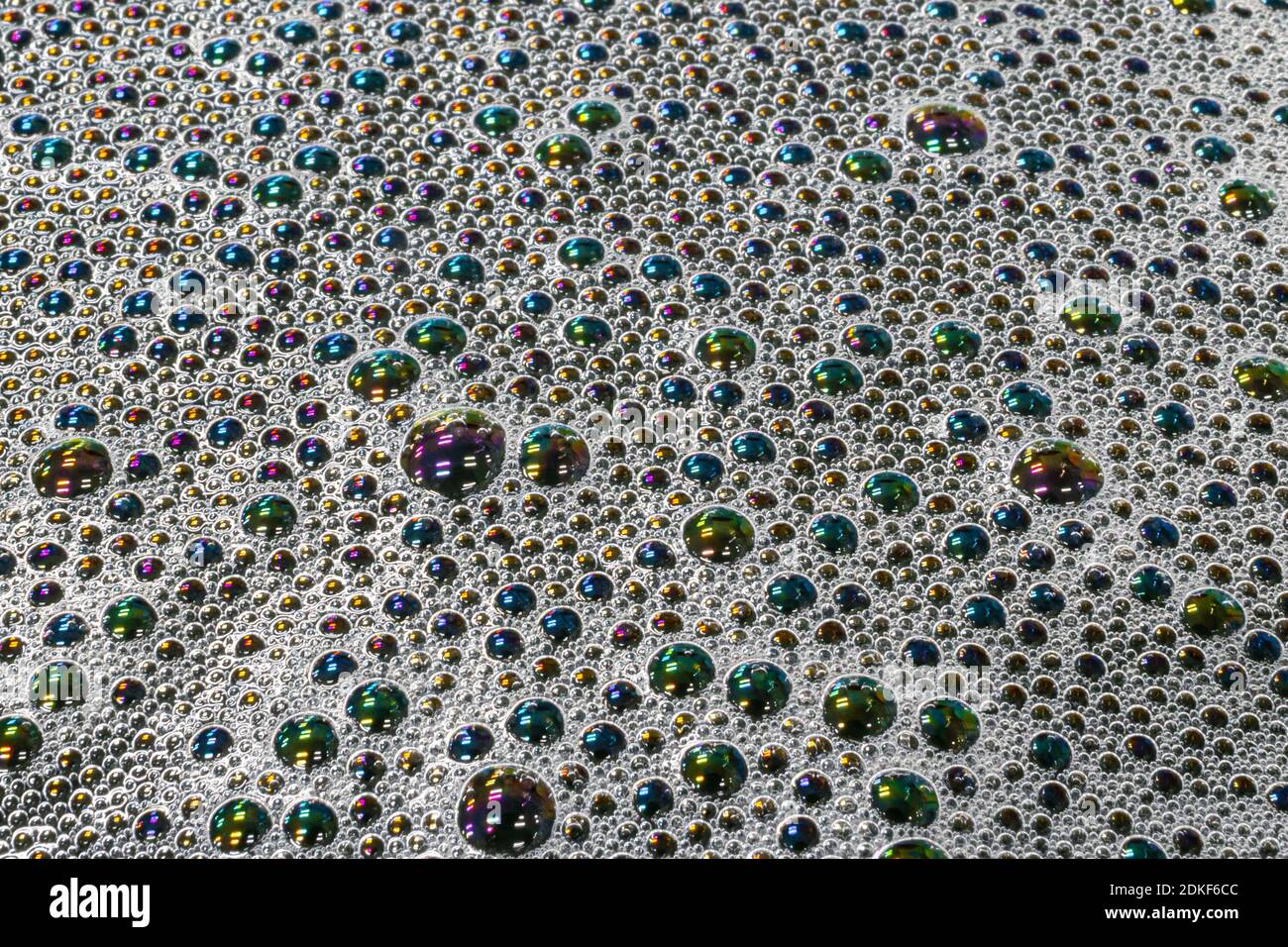 Bolle di sapone con colori ad olio. Adatto come sfondo o sfondo. Foto Stock