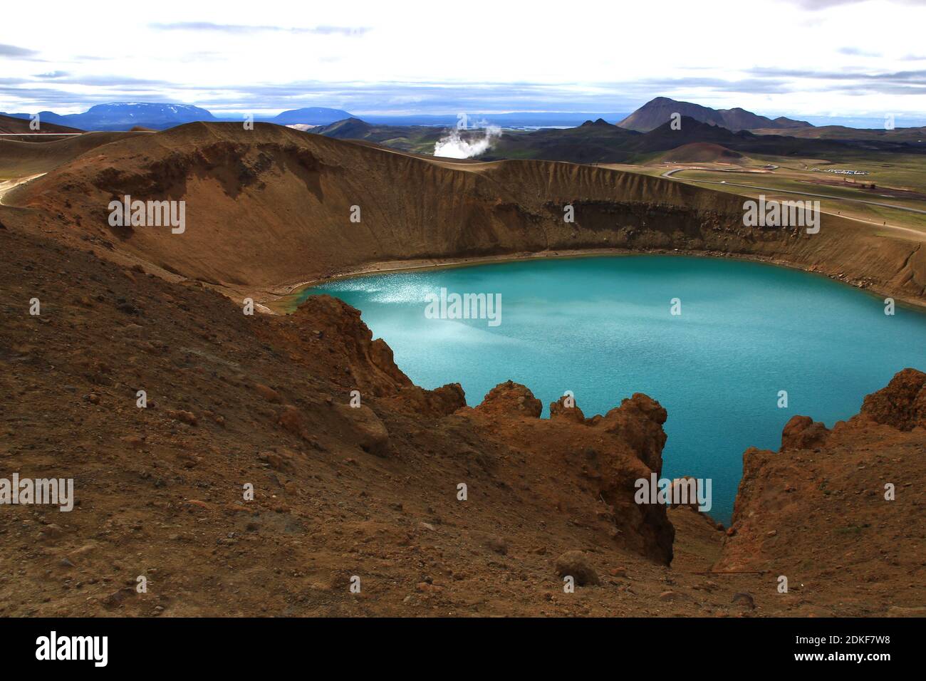 Vista verso il basso del lago cratere viti con vapore acqueo Uscendo dalla centrale geotermica di Krafla nel Contesto (a nord dell'Islanda) Foto Stock