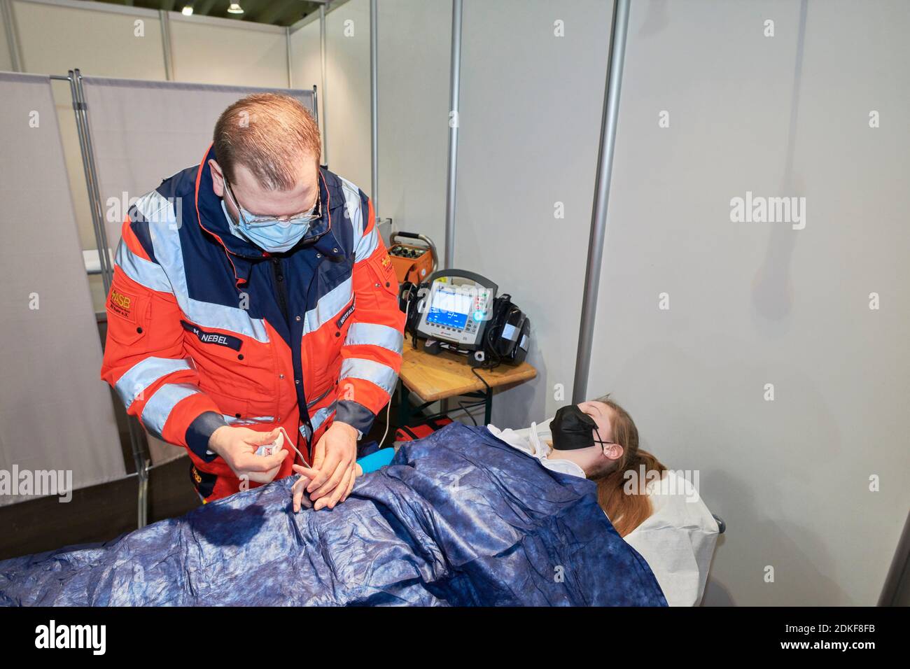 Impfzentrum der Stadt Essen in einer Messehalle eingerichtet mit Beteilingung verschiedenster Hilfsorganisationen Foto Stock