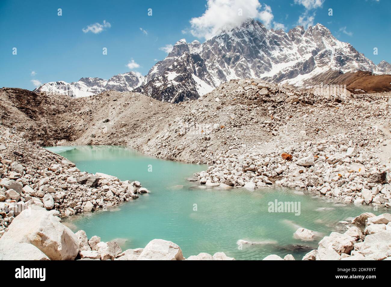 Incredibile lago blu Gokio sotto ghiaccio e neve, Nepal, Himalaya Foto Stock