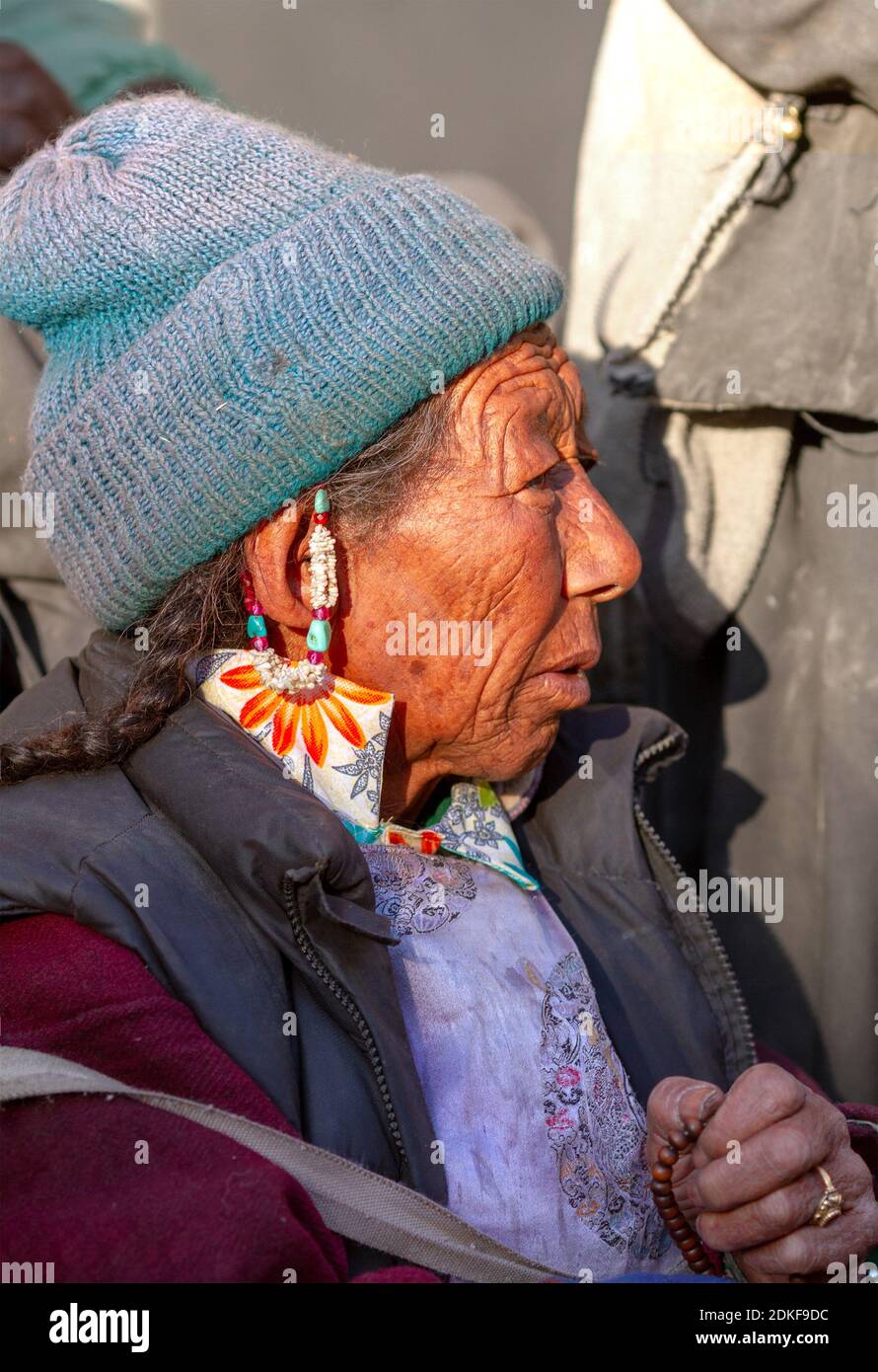 Lamayuru, India - 17 giugno 2012: Donne ladakhi più anziane con perle di preghiera in abiti tradizionali e gioielli tra la folla di osservatori che guardano il buddhi Foto Stock