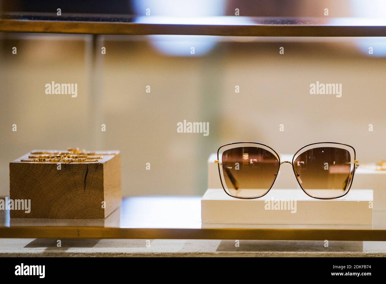 Glasses store fashion sunglasses eyewear shop window design display retail  immagini e fotografie stock ad alta risoluzione - Alamy