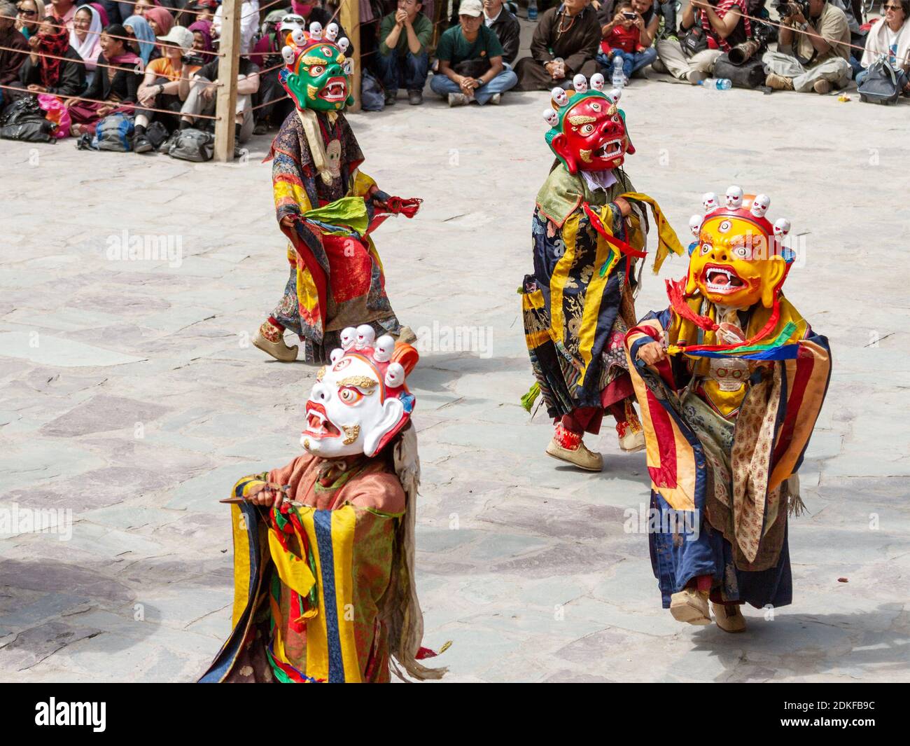 Hemis, India - 29 giugno 2012: Monaci non identificati in maschera dharmapala con armi con bordi rituali eseguire una danza religiosa mascherata e in costume mistero di Foto Stock