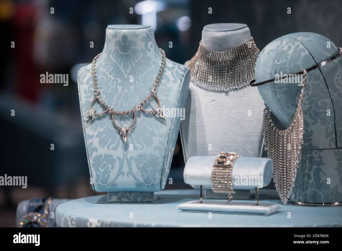 Milano, Italia - 23 settembre 2017: Gioielli in vetrina di lusso Foto stock  - Alamy