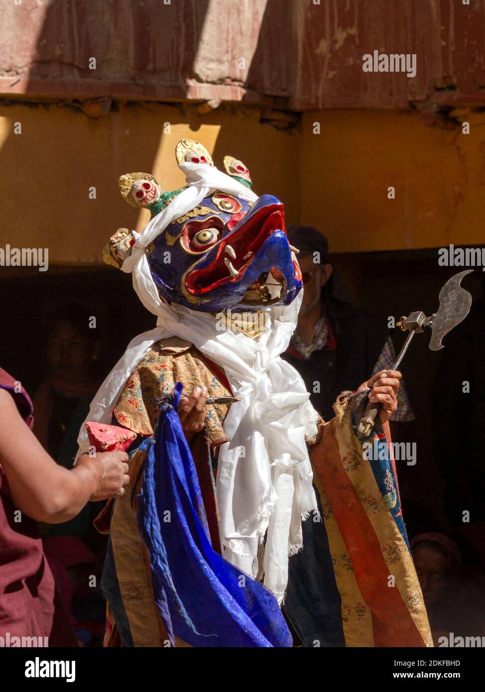 Korzok, Ladakh, India - 23 luglio 2012: Monaco non identificato nella maschera di Garuda (creatura bird-like nella mitologia indù, buddista e jain) con l'ascia rituale (pa Foto Stock