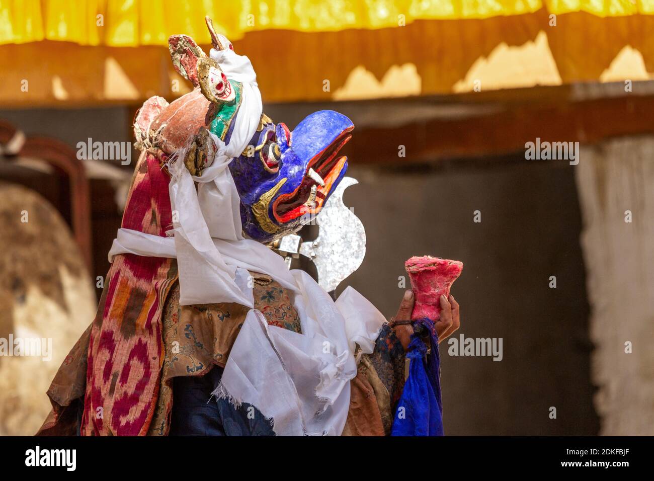 Korzok, Ladakh, India - 23 luglio 2012: Monaco non identificato nella maschera di Garuda (creatura bird-like nella mitologia indù, buddista e jain) con Tor-ma rituale Foto Stock