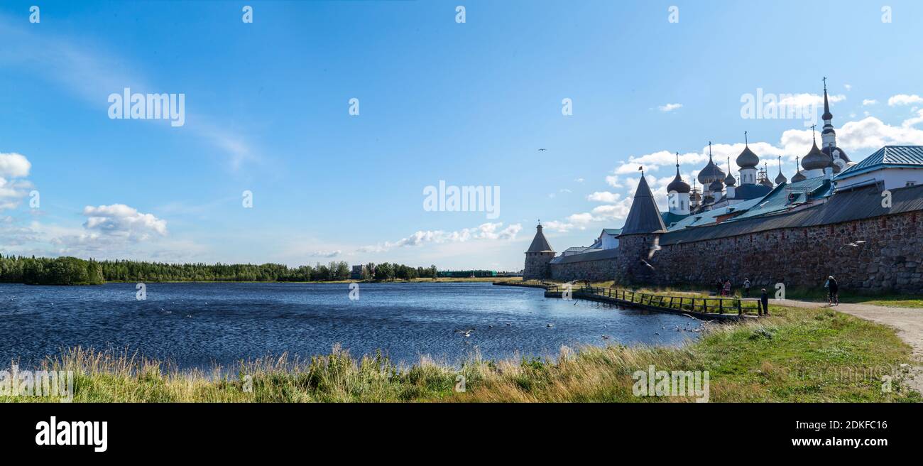 Panorama del monastero di Solovetsky, lago e una foresta in estate soleggiato giorno, templi, torri, mura circostanti sull'isola Bolshoy Solovetsky, Russia Foto Stock