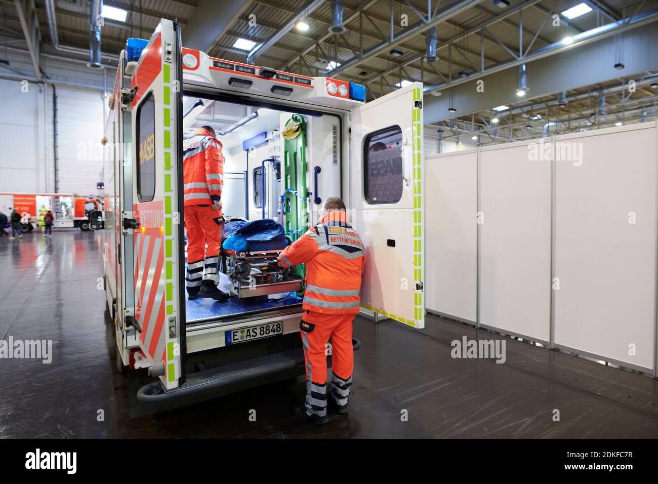 Impfzentrum der Stadt Essen in einer Messehalle eingerichtet mit Beteilingung verschiedenster Hilfsorganisationen Foto Stock