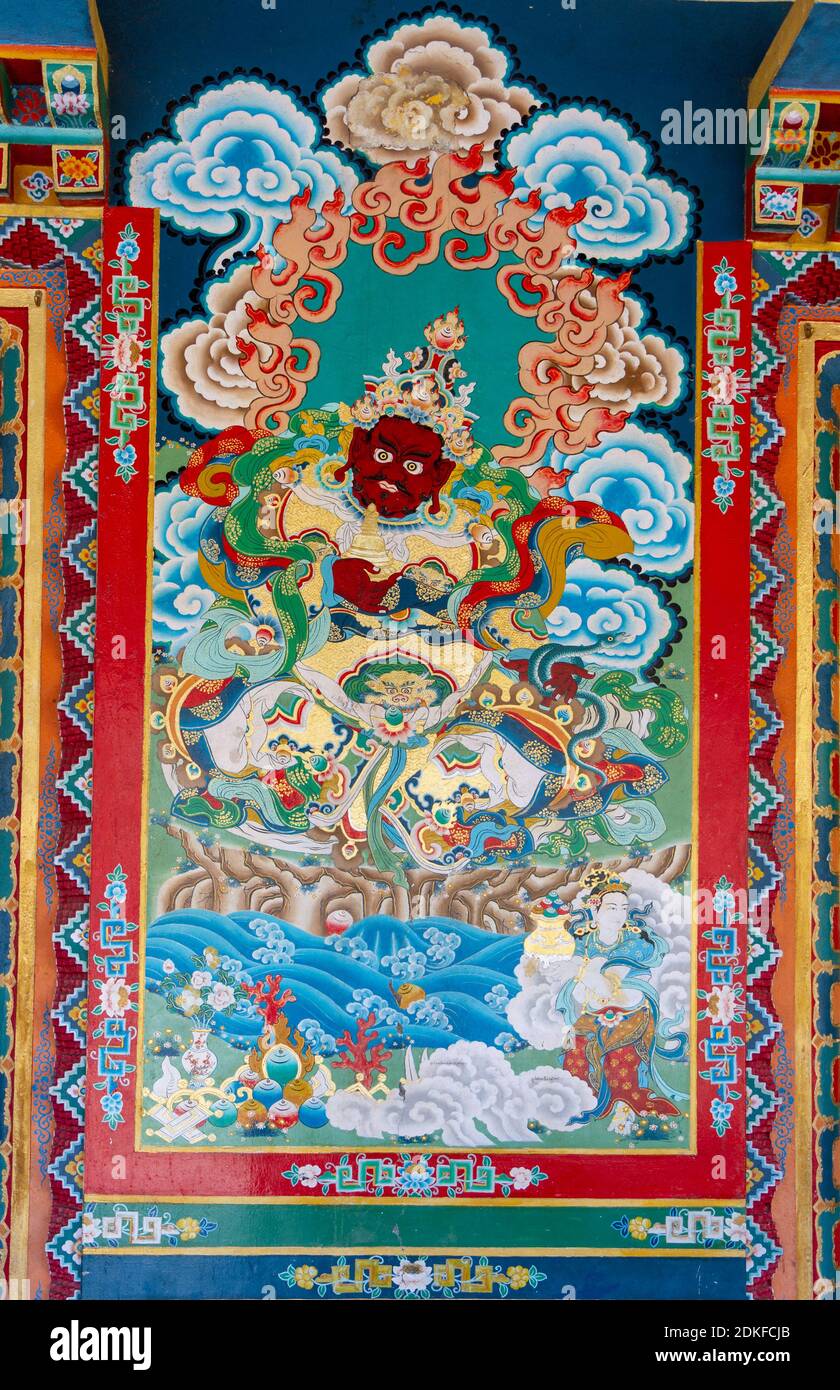 Ralang, India - 29 dicembre 2011: Darmapala divinità stregata pittura murale colorata, simbolo spirituale e rituale del buddismo, nel monastero di Ralang, Sikkim, Foto Stock