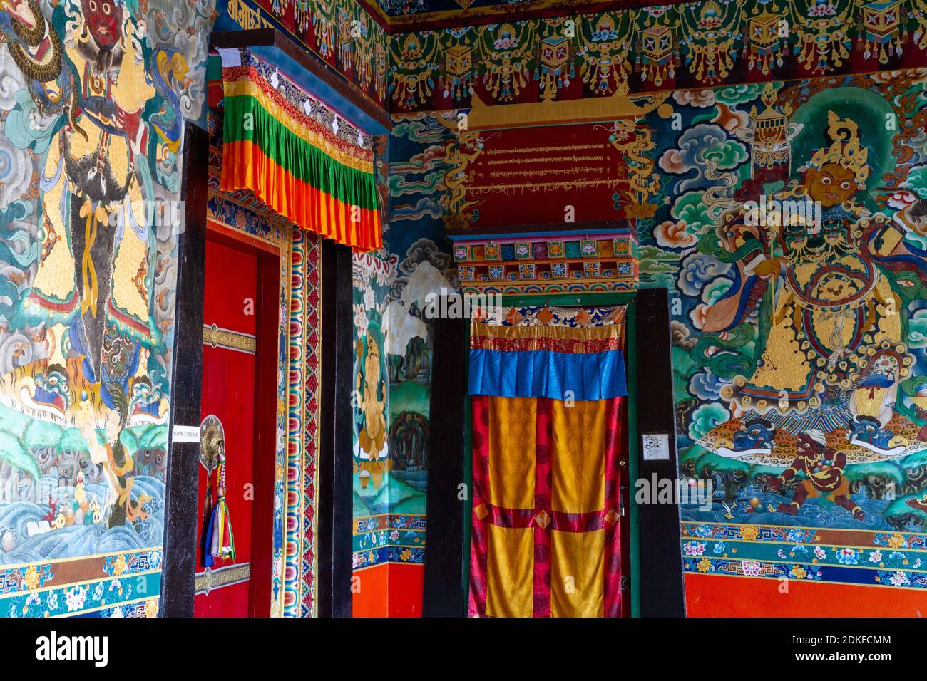 Rumtek, India - 25 dicembre 2011: L'interno del tempio di un monastero buddista. Porte ornate a sale per cerimonie religiose, dharmapala ira Foto Stock