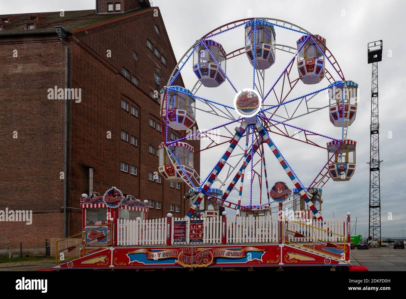 Germania, Meclemburgo-Pomerania occidentale, Stralsund, una ruota panoramica gira nel porto cittadino, nel vecchio negozio, nella città anseatica di Stralsund Foto Stock