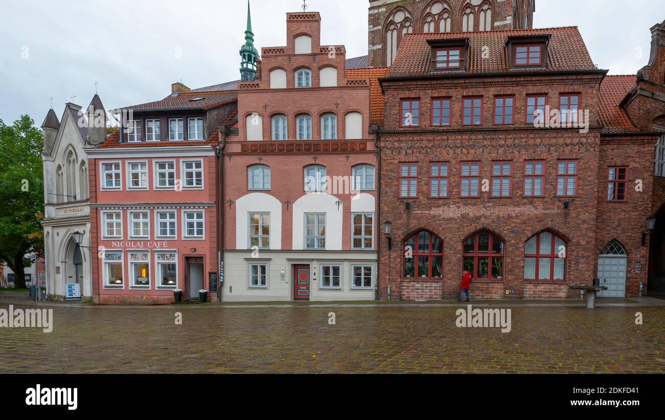 Germania, Meclemburgo-Pomerania occidentale, Stralsund, case storiche sul vecchio mercato, città anseatica di Stralsund Foto Stock